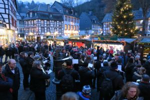 Weihnachtskonzert in der Aukirche und Spielen auf dem Weihnachtsmarkt Monschau